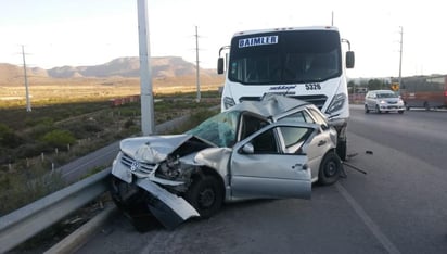 El vehículo compactó terminó prensado entre el autobús y la barra metálica de la carretera, por lo que el conductor requirió de atención médica en un hospital. (ESPECIAL)