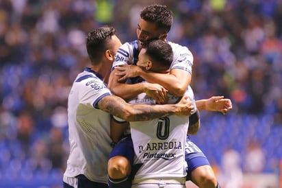 Daniel Arreola (c), del Puebla, en festejo después de anotar.