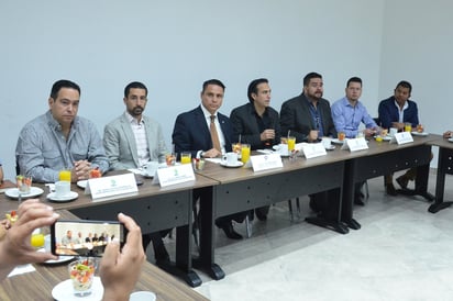 Ayer en reunión de miembros del Grupo Empresarial de La Laguna y del secretario de Seguridad Pública del Estado de Coahuila, José Luis Pliego hablaron sobre estrategias en seguridad pública. (FERNANDO COMPEÁN)