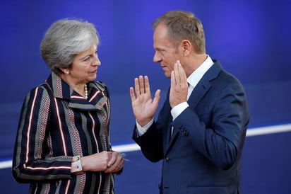 El presidente del Consejo Europeo, Donald Tusk (d), mientras conversa con la primera ministra británica, Theresa May.