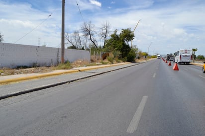 Propietarios de predio exigen al Estado que paguen terrenos que tomaron para ampliar la Torreón-Matamoros. (EDITH GONZÁLEZ)