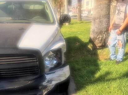 La camioneta se subió al camellón central y terminó chocando contra una palma. (EL SIGLO DE TORREÓN)