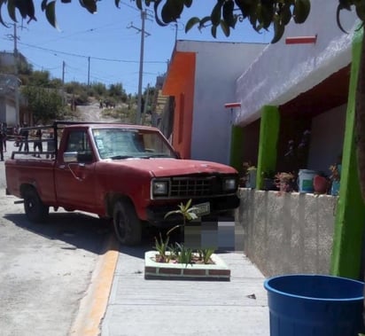 Según las autoridades, cerca de las 13:00 horas de hoy el hombre se dirigió a su camioneta y comenzó a maniobrar con la intención de echarla a andar para poder salir. (ESPECIAL)