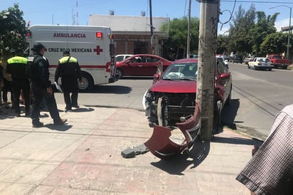 Impactado contra un poste de concreto terminó el NIssan Versa luego de atravesarse al paso del taxi. Los daños fueron cuantiosos.