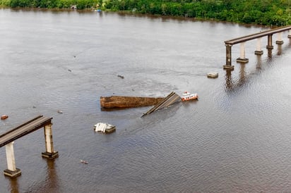 Ferry choca con puente en Brasil