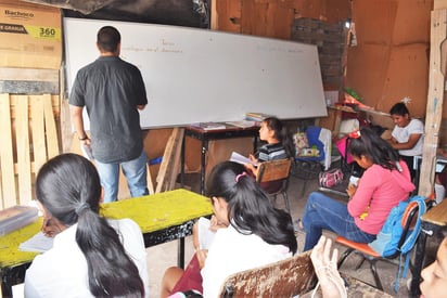 La escuela tiene tres años que se creó y paulatinamente se han construido algunos salones, pero todavía hay alumnos que toman clase en jacales. (MARY VÁZQUEZ) 
