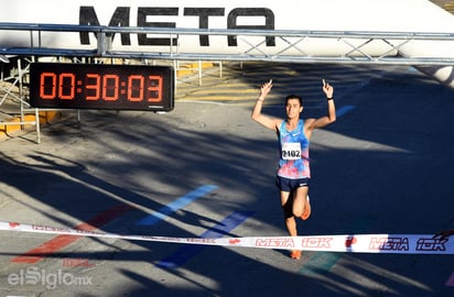 El lagunero Juan Joel Pacheco se llevó la carrera atlética. (JESÚS GALINDO) 