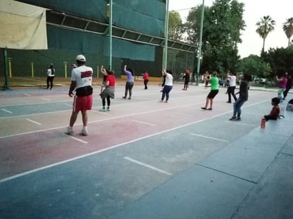 Decenas de personas acuden a la clase de aerobics por la tarde, los gritos de ánimo y motivación entre ellos nunca faltan. (FERNANDO GONZÁLEZ)