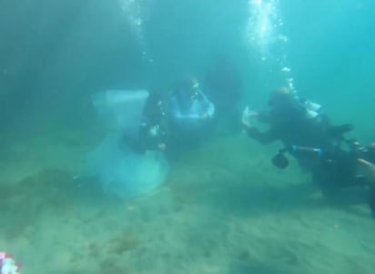 Una residente se topó con la escena y decidió ir por su equipo de buceo para presenciar la ceremonia. (INTERNET)