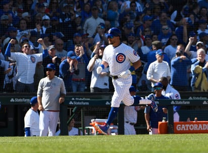 Kyle Schwarber recorre las bases luego de conectar un cuadrangular de dos carreras en la cuarta entrada.