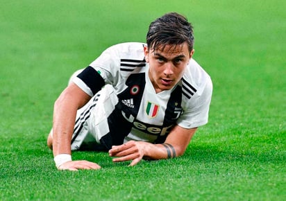 Paulo Dybala, de la Juventus, se levanta durante el partido ante el Milan por la liga italiana.