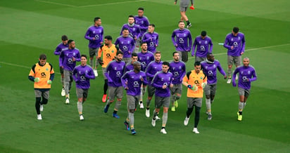 Entrenamiento del Porto un día antes de enfrentar al Liverpool, en el estadio Anfield, casa de los 'Reds'.