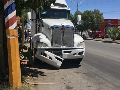 El tráiler marca Kenworth se impactó en el costado izquierdo del vehículo Chevrolet Aveo de color gris. (EL SIGLO DE TORREÓN) 