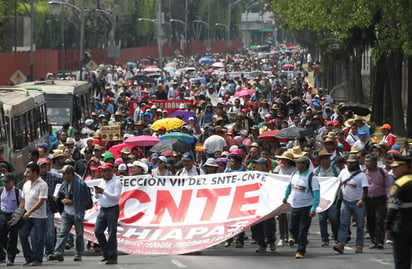 Para los especialistas, de cumplir su amenaza Obrador devolvería el control y la herencia de plazas a la CNTE, además habría una regresión en el derecho de los niños a aprender y el de los maestros a una formación continua. (ARCHIVO)