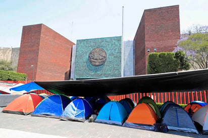 CNTE anunció la instalación de un campamento permanente frente a la Cámara de Diputados y otro frente a la de Senadores. (EL UNIVERSAL)