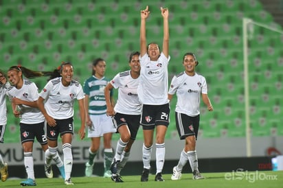 Las Rojinegras del Atlas dieron cuenta por la mínima diferencia de las Guerreras, ayer en el estadio Corona. (Ernesto Ramírez)