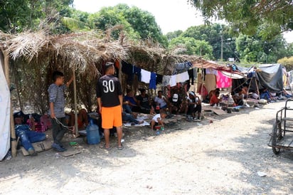 La atención en ese lugar sólo se otorga a los servicios que ya habían sido agendados en la delegación local de Ciudad Hidalgo, entre ellos, el seguimiento y resolución a los trámites de regularización de situación migratoria por razones humanitarias. (EL UNIVERSAL)