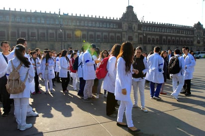 En demanda de mejores condiciones laborales, del pago de salarios atrasados desde febrero, y en contra de la suspensión de un bono, médicos residentes del Hospital General de México realizaron una manifestación pacífica en el Zócalo capitalino. (NOTIMEX)