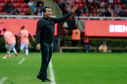 Alberto Coyote, técnico interino de las Chivas, prepara modificaciones para enfrentar el duelo de la jornada 14 ante Monarcas Morelia. (Jam Media)