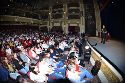 Además del alcalde Jorge Zermeño y de funcionarios públicos, el Teatro Isauro Martínez estuvo abarrotado de estudiantes de primarias y secundarias públicas de Torreón. (FERNANDO COMPEÁN)