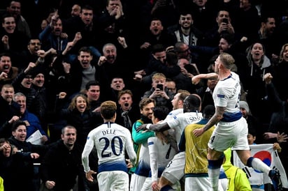 Heung-min Son (c), deTottenham, celebra con sus compañeros de equipo después de anotar la ventaja de 1-0 durante el partido de ida por los cuartos de final de la Liga de Campeones de la UEFA ante Manchester City.