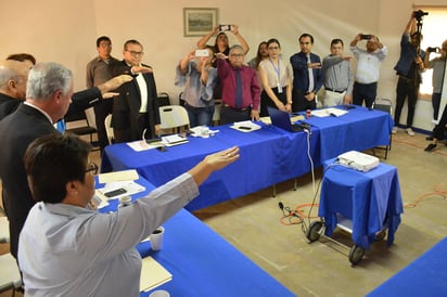 El alcalde tomó protesta a los integrantes de la Junta de Gobierno del Hospital General. (FERNANDO COMPEÁN)