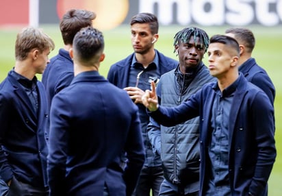 El italiano de la Juventus Moise Kean (3d) y sus compañeros de equipo inspeccionan el terreno de juego del estadio Johan Cruyff.