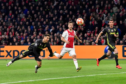 El astro portugués Cristiano Ronaldo marcó de cabeza el primer tanto del juego.