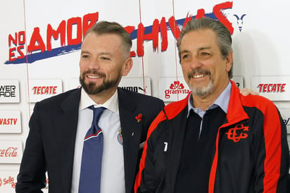 José Luis Higuera (i), director general de Chivas, y Tomás Boy durante la presentación del nuevo director técnico del 'Rebaño Sagrado'.