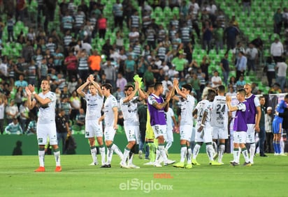 Pese a quedar eliminados y no poder disputar la final de la Liga de Campeones de la Concacaf, los jugadores de Santos Laguna agradecieron el apoyo de los aficionados al finalizar el duelo de ayer. (JESÚS GALINDO) 