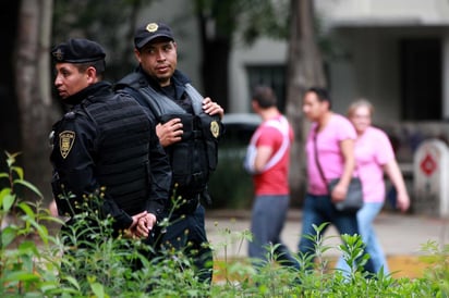 En redes sociales circula un video donde se aprecia a un sujeto que aprovecha el asentamiento vehicular para asaltar a una camioneta sobre Av. Río Mixcoac, frente a la universidad Simón Bolívar, en la Ciudad de México. (ARCHIVO)