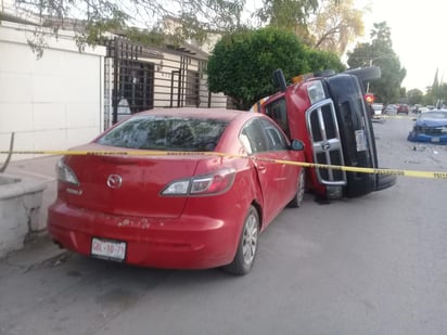 Los vehículos fueron retirados del lugar con la ayuda de una grúa y enviadas al corralón municipal para su resguardo. (EL SIGLO DE TORREÓN)