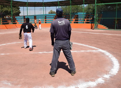 Ampáyer, personaje indispensable en el softbol, siempre presente y cercano a las jugadas polémicas.