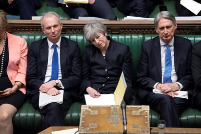 La primera ministra de RU, Theresa May (c), participa ayer en sesión de la Cámara de los Comunes. (EFE)