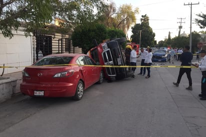 La pipa que transportaba gas terminó volcada en calles de la colonia Torreón Jardín. (EL SIGLO DE TORREÓN) 