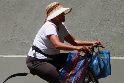 Protección Civil alertó sobre la presencia de una surada y oleada de calor en la mayor parte de Veracruz, ciudad que podría registrar en las próximas horas temperaturas de hasta 44 grados centígrados. (ARCHIVO)