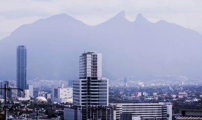 La Secretaría de Desarrollo Sustentable de Nuevo León activó la alerta ambiental por altas concentraciones de contaminantes que se seguirán presentando durante el día en la zona metropolitana y recomendó a la población evitar las actividades al aire libre. (ARCHIVO)