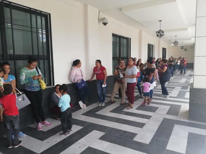 Comenzaron a llegar beneficiarios de diversos programas sociales del Gobierno federal. (EL SIGLO DE TORREÓN)