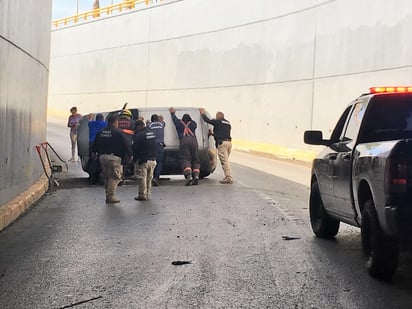 El conductor del vehículo perdió el control del volante debido a que presuntamente otro automóvil le cerró el paso y se impactó contra el muro de contención, para finalmente terminar volcado. (EL SIGLO DE TORREÓN)