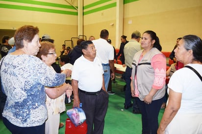 Desde las 11 de la mañana se quedaron sin dinero para entregar los apoyos de 68 y Más. (EL SIGLO DE TORREÓN) 