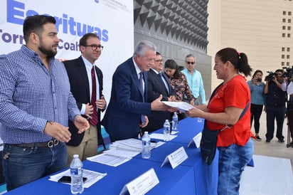 Los beneficiarios recibieron sus documentos en un acto celebrado a un costado de la presidencia municipal. (FERNANDO COMPEÁN) 