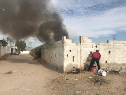 El incendio se registró la mañana de este miércoles en la colonia Otilio Montaño de Gómez Palacio. (EL SIGLO DE TORREÓN) 