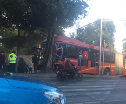 Un equipo de rescate arribó para retirar al conductor, mientras que los lesionados fueron atendidos en el lugar. (ARCHIVO)