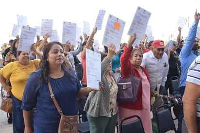 Se entregaron 100 escrituras de viviendas a familias de 50 colonias de la ciudad de Torreón. (FERNANDO COMPEÁN)