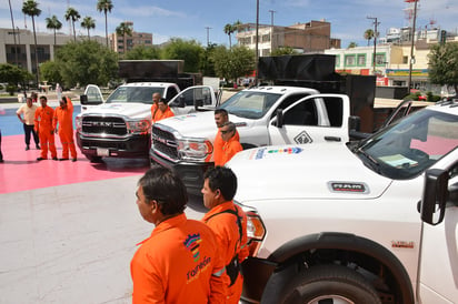 Durante la entrega de los vehículos, los trabajadores de la dependencia también recibieron uniformes nuevos. (FERNANDO COMPEÁN)