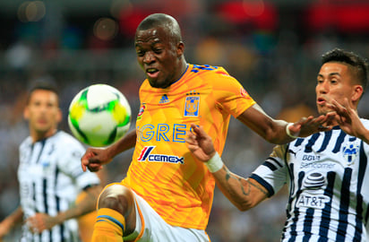 Enner Valencia, de Tigres, y Maximiliano Meza, de Rayados, durante el Clásico Regio de la jornada 10 del Clausura 2019 de Liga MX. (Jam Media)