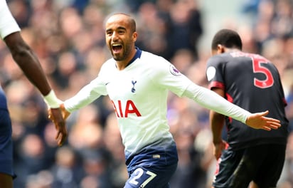 Moura ayudó a los Spurs a superar la ausencia del lesionado Kane, convirtiéndose en el primero jugador en anotar un triplete en el nuevo estadio del club. (Especial)