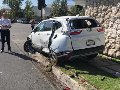 El accidente dejó fuertes daños materiales y dos conductores con lesiones leves. (EL SIGLO DE TORREÓN)