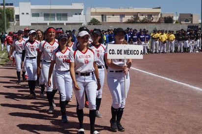 El Club Deportivo San Isidro recibe a centenares de peloteros procedentes de diversas ciudades del país, que vienen a disputar este certamen juvenil, avalado por la Federación Mexicana de Softbol y que es selectivo para los próximos campeonatos mundiales en ambas ramas. (EL SIGLO DE TORREÓN)