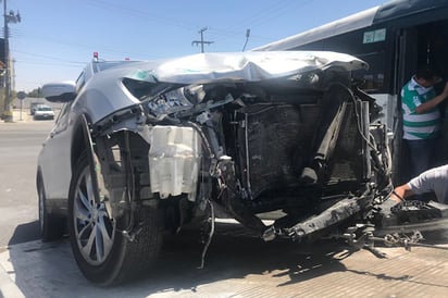 De acuerdo con los peritos de Tránsito, la camioneta Nissan fue la que presentó los mayores daños materiales.